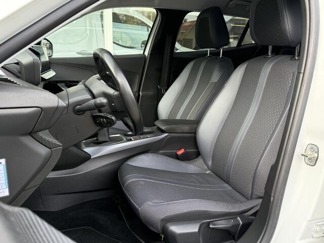Peugeot 2008 1.2 PureTech Allure | Navigatie | 3D-Cockpit | Stoelverwarming | Parkeersensoren met Camera | Climate & Cruise Control |