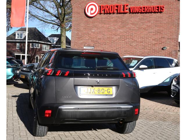 Peugeot 2008 Benzine 100 Pk Luxe Active uitvoering * Navigatie * Achteruitrij Camera * Climate & Cruise Control * L.M. Velgen * Dab Radio * Vingerhoets; Vierde Generatie Eersteklas Service, al meer dan 100 jaar.....