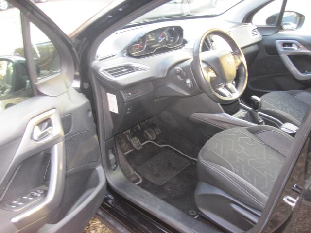 Peugeot 2008 1.2 PureTech Allure in nieuw staat apk 11-11-2026