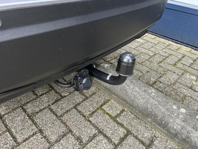 Peugeot 2008 1.2 Turbo 100 PK Allure | Trekhaak 1200 KG | Navigatie | LED Verlichting | Parkeercamera | Parkeersensoren | Digitaal Dashboard | Cruise Control | Climate Control | Half Lederen stoelen | Lichtmetalen Velgen 17 inch |