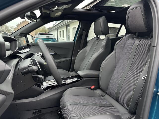 Peugeot 2008 1.2 Hybrid 145 PK GT | Automaat Hybride | DEMO met ¤8.500 Korting | Panorama Schuif-/Kanteldak | Navigatie | 360 Graden Camera | Keyless Entry | Full LED Verlichting | Zwart Dak | Climate Control | 18" Lichtmetalen Velgen Evissa | Sportstoelen | Hoge Zitp