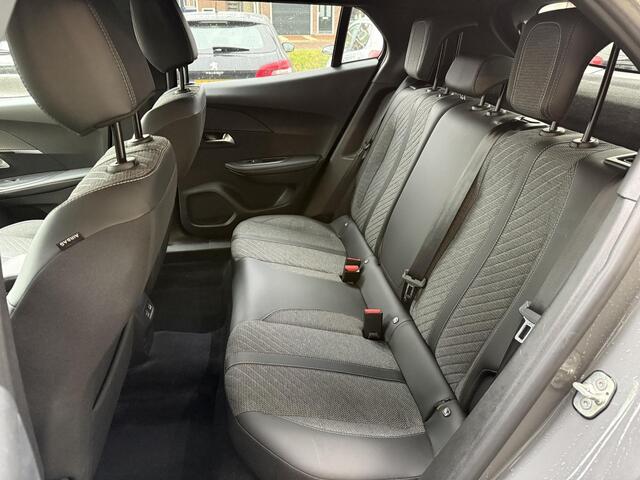Peugeot 2008 1.2 Hybrid 145 Allure | Climate & Cruise Control | Parkeersensoren voor + achter | AppleCarplay/Android Auto |