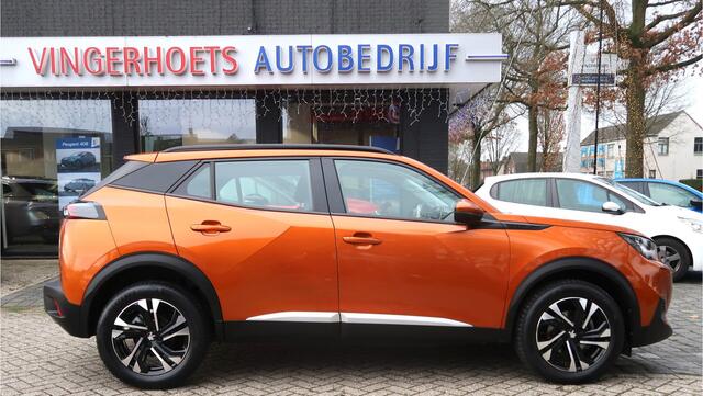 Peugeot 2008 130 Pk Benzine Allure * Navigatie * Keyless Start Button * Dab Radio * 1/2 Lederen Interieur * Climate & Cruise Control * Vingerhoets; Vierde Generatie Eersteklas Service. Al meer dan 100 jaar een begrip in de Brabantse Kempen.