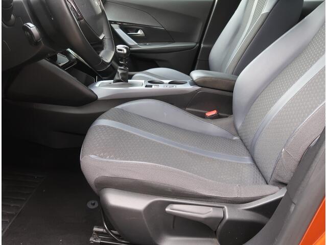 Peugeot 2008 130 Pk Benzine Allure * Navigatie * Keyless Start Button * Dab Radio * 1/2 Lederen Interieur * Climate & Cruise Control * Vingerhoets; Vierde Generatie Eersteklas Service. Al meer dan 100 jaar een begrip in de Brabantse Kempen.