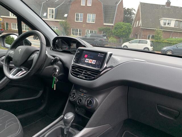 Peugeot 2008 1.2 PT 110pk Aut., Navi & CarPlay | Trekhaak