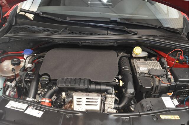 Peugeot 2008 1.2 PureTech Allure / AUTOMAAT // 105.000 km // CLIMA // CRUISE // TREKHAAK // DEALER ONDERHOUDEN // ** ZATERDAG 27-12 BELLEN VOOR BEZICHTIGEN **