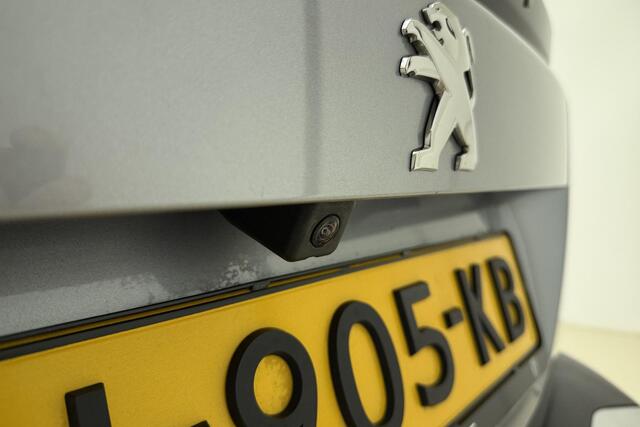 Peugeot 2008 1.2 PureTech Active Pack 100 PK | Handgeschakeld | Trekhaak | Navigatie | Climate Control | Bluetooth | Cruise Control | Licht Metalen Velgen | Stuurwielbediening | 1e eigenaar