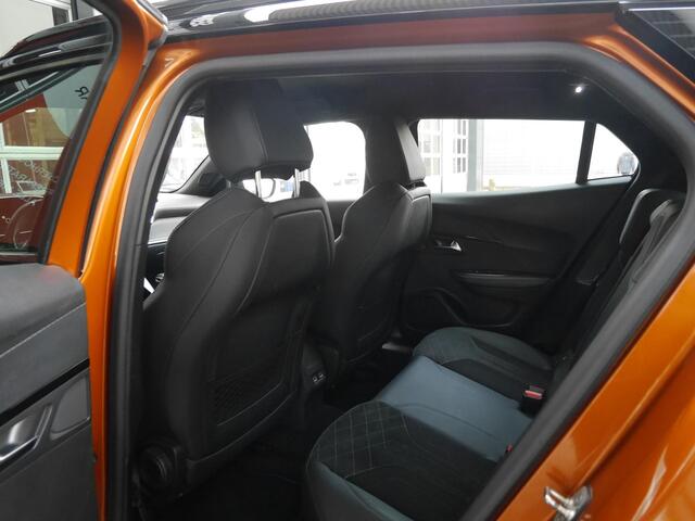 Peugeot 2008 1.2 130PK PureTech GT Pack | Stoelverwarming | Camera | 18inch | Adaptieve cruise control | Navigatie | Keyless entry & Start