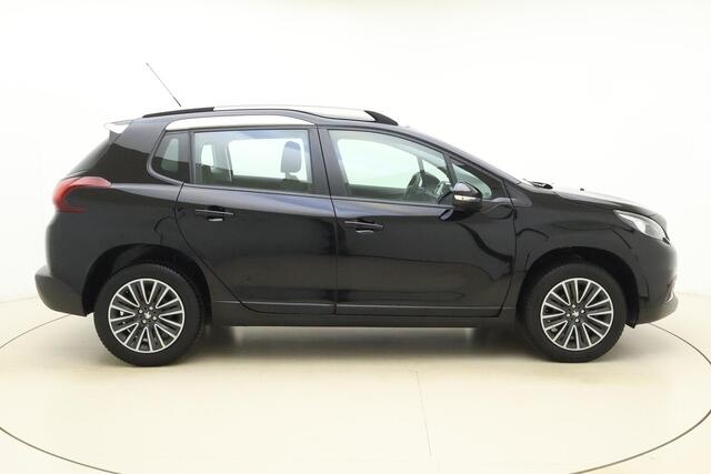 Peugeot 2008 PureTech 110 pk | Zeer lage km-stand! | Navigatie | Apple Carplay/Android Auto | Airco | Cruise Control | Parkeersensoren | Metallic lak