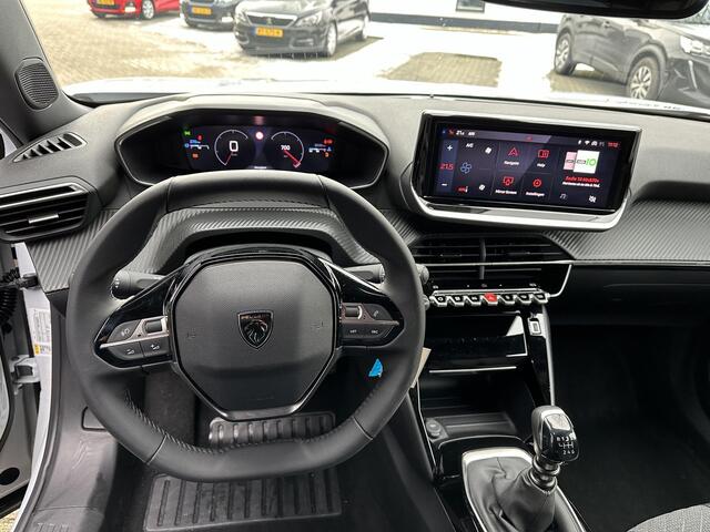 Peugeot 2008 1.2 Turbo 100 PK Allure | Lage km stand 7800 | Navigatie via Telefoon | Stoelverwarming | 360 Graden Camera | Dode Hoek Detectie | Climate Control | LED Verlichting | Cruise Control | 17" Lichtmetalen Velgen | Hoge Zitpositie | Half Lederen Bekleding |