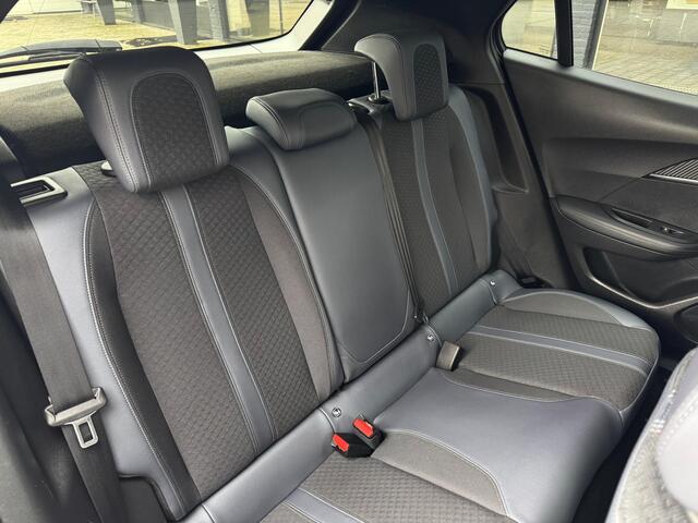 Peugeot 2008 130 Pk Allure * Automaat * Allure * * Navigatie * Keyless Start Button * 1/2 Lederen Interieur * Achteruitrij Parkeer Camera * L.M. Velgen * Climate & Cruise Control * Vingerhoets; Vierde Generatie Eersteklas Service. Al meer dan 100 jaar een begrip in de