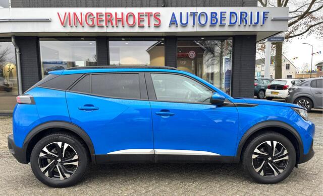 Peugeot 2008 130 Pk. Benzine * AUTOMAAT * Allure L.M. Velgen * Keyless Start Button * Climate & Cruise Control * 1/2 Lederen Interieur * Parkeersensoren * Vingerhoets; Vierde Generatie Eersteklas Service. Al meer dan 100 jaar een begrip in de Brabantse Kempen.