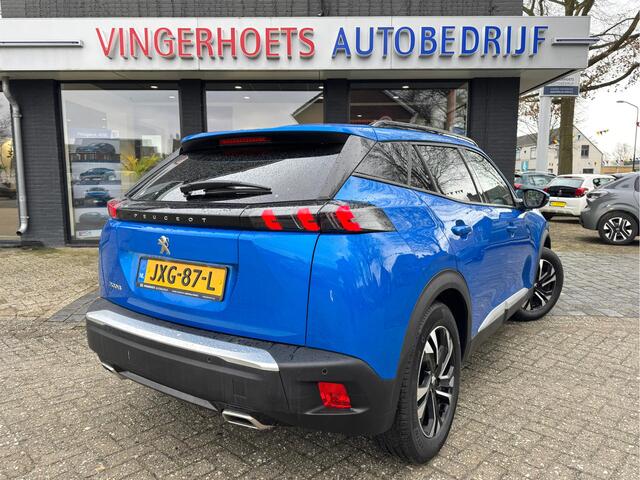 Peugeot 2008 130 Pk. Benzine * AUTOMAAT * Allure L.M. Velgen * Keyless Start Button * Climate & Cruise Control * 1/2 Lederen Interieur * Parkeersensoren * Vingerhoets; Vierde Generatie Eersteklas Service. Al meer dan 100 jaar een begrip in de Brabantse Kempen.