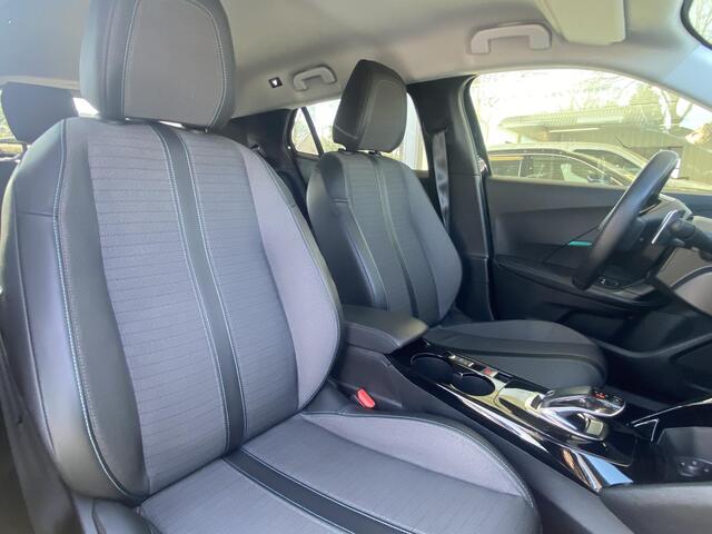 Peugeot 2008 1.2 PureTech Allure Pack | Trekhaak | Climate & Cruise Control | AppleCarplay/Android Auto | Achteruitrijd Camera | Stoelverwarming |