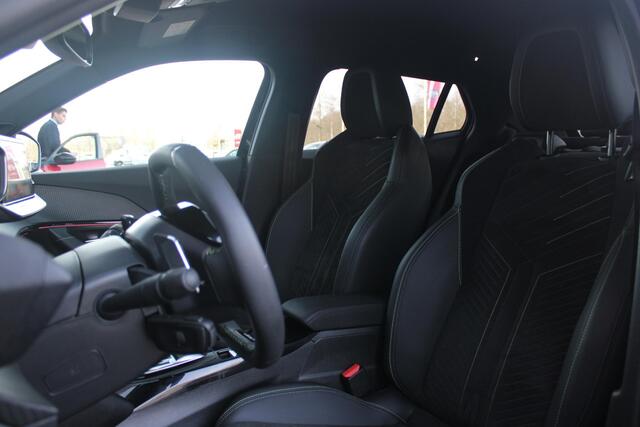 Peugeot 2008 1.2 Hybrid 145PK GT AUTOMAAT | ELEKTRISCH BEDIENBARE BESTUURDERSSTOEL | NAVIGATIE | FULL LED KOPLAMPEN | DRAADLOZE APPLE CARPLAY/ANDROID AUTO | ADAPTIVE CRUISE CONTROL | CAMERA VOOR + ACHTER | CLIMATE CONTROL | LICHTMETALEN VELGEN 17" | KEYLESS ENTRY/STAR