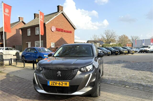 Peugeot 2008 130 Pk * AUTOMAAT * Allure * 3D Instrumentenpaneel * 1/2 Lederen Interieur * Achteruitrij Parkeer Camera * Climate & Cruise Control * Dubbel verchroomde Uitlaat * G-Force Meter * Navigatie & Spotify via Apple Carplay / Vingerhoets; Vierde Generatie Eers
