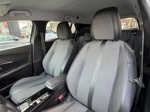 Peugeot 2008 130 Pk * AUTOMAAT * Allure * 3D Instrumentenpaneel * 1/2 Lederen Interieur * Achteruitrij Parkeer Camera * Climate & Cruise Control * Dubbel verchroomde Uitlaat * G-Force Meter * Navigatie & Spotify via Apple Carplay / Vingerhoets; Vierde Generatie Eers