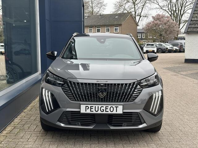 Peugeot 2008 1.2 Hybrid 145 PK GT | Meest Complete Uitvoering | Slechts 16.880 KM | Navigatie | 360 Graden Camera | Adaptieve Cruise Control | All Season Banden | Grip Control | Climate Control | Full LED Verlichting | Zwart Dak | Hoge Zitpositie | 17" Lichtmetalen Ve