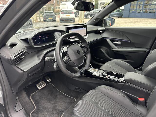 Peugeot 2008 1.2 Hybrid 145 PK GT | Meest Complete Uitvoering | Slechts 16.880 KM | Navigatie | 360 Graden Camera | Adaptieve Cruise Control | All Season Banden | Grip Control | Climate Control | Full LED Verlichting | Zwart Dak | Hoge Zitpositie | 17" Lichtmetalen Ve