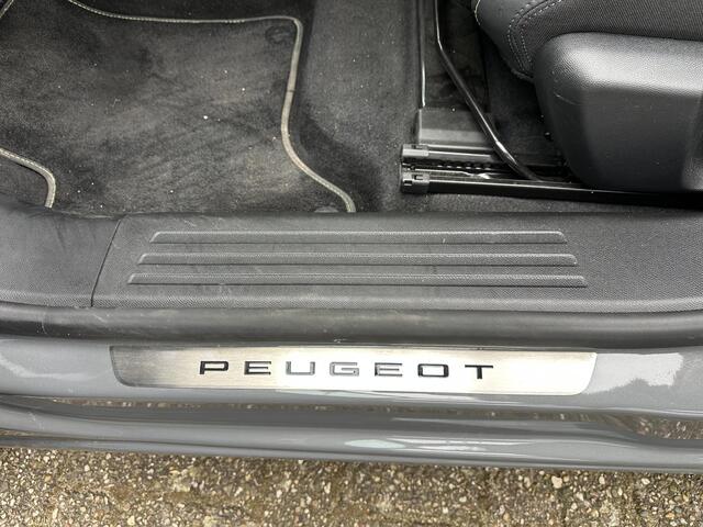 Peugeot 2008 1.2 Hybrid 145 PK GT | Meest Complete Uitvoering | Slechts 16.880 KM | Navigatie | 360 Graden Camera | Adaptieve Cruise Control | All Season Banden | Grip Control | Climate Control | Full LED Verlichting | Zwart Dak | Hoge Zitpositie | 17" Lichtmetalen Ve