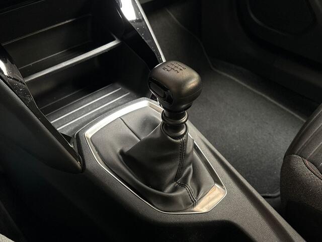 Peugeot 2008 1.2 PureTech Sport (APPLE CARPLAY, NAVIGATIE, PARKEERSENSOREN, SPORTSTOELEN, CRUISE, LANE ASSIST, NIEUWE APK, NIEUWSTAAT)