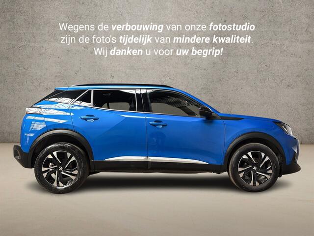 Peugeot 2008 1.2 PureTech Allure Sport 131Pk Automaat (APPLE CARPLAY, GROOT NAVI, ZWART HEMEL, LEDER, 360 CAMERA, SPORTSTOELEN, GETINT GLAS, LM VELGEN, NIEUWE APK, NIEUWSTAAT)