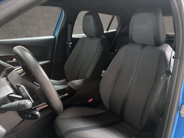 Peugeot 2008 1.2 PureTech Allure Sport 131Pk Automaat (APPLE CARPLAY, GROOT NAVI, ZWART HEMEL, LEDER, 360 CAMERA, SPORTSTOELEN, GETINT GLAS, LM VELGEN, NIEUWE APK, NIEUWSTAAT)