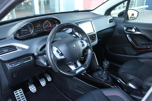 Peugeot 2008 1.2 130PK GT-LINE | PANORAMA DAK | GRIPP CONTROL | CRUISE CONTROL | DAB+ RADIO | APPLE CARPLAY/ANDROID AUTO | NAVIGATIE | ACHTERUITRIJ CAMERA | 17" LICHTMETALEN VELGEN "BLACK" | CLIMATE CONTROL | PARKEERSENSOREN VOOR + ACHTER | GETINTE ACHTERRUITEN | ZWAR