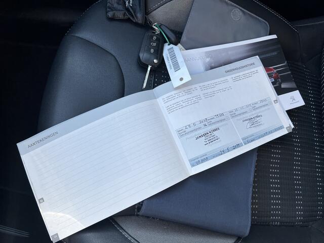 Peugeot 2008 1.2 PureTech Allure | Nieuw Binnen! | Navi | Trekhaak | Half leder