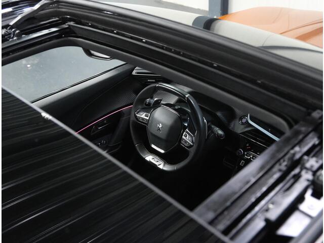 Peugeot 2008 130pk GT | 1ste eigenaar | AppleCarPlay/AndroidAuto | Schuifkanteldak | Stuur/VoorruitVerwarming | Camera | Keyless | AUTOMAAT | Adaptive Cruise Control | Sfeerverlichting | Isofix | Privacy Glass | Two-Tone |