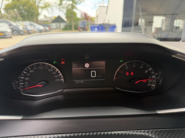 Peugeot 2008 1.2 Turbo 130PK Active | Trekhaak 1200KG | All Season banden | Navigatie | DAB | Apple carplay | Hoge zitpositie | Parkeersensoren | Climate Control | Cruise Control | Lichtmetalen velgen |