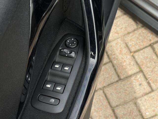 Peugeot 2008 1.2 PureTech Signature Vol Automaat!!! | Airco | PDC Achter | Navi | Bluetooth | Privacy Glas | Cruise | Apple Carplay/Android Auto | RIJKLAARPRIJS INCL 12 MAANDEN GARANTIE EN BEURT