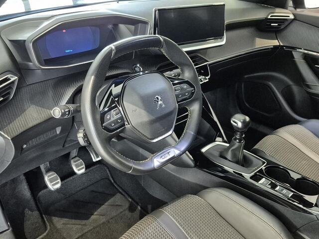 Peugeot 2008 1.2 PureTech GT-Line 130 PK | Navigatie | Stoelverwarming | Camera | Draadloze Telefoonlader | Keyless Entry en Start | Park Assist | Mooie Complete en Sportieve Uitvoering !!