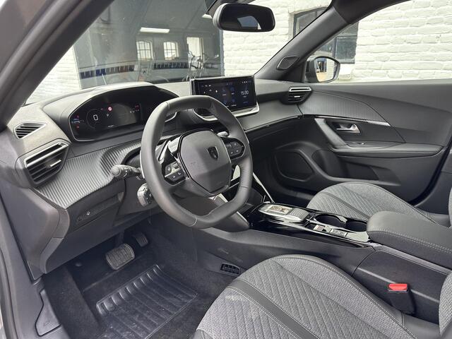 Peugeot 2008 1.2 Hybrid 145 PK Allure | Automaat | 2025 Auto | Navigatie | Keyless Entry / Start | Cruise Control | 360 Graden Camera | Parkeersensoren V+A | Hoge Zitpositie | Hybride Elektrisch rijden met Automaat | Climate Control | Stoelverwarming | LED Verlichting