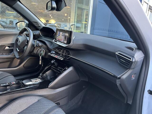 Peugeot 2008 1.2 Hybrid 145 PK Allure | Automaat Hybride | BOUWJAAR 2026 DEMO MET ¤6.000 VOORDEEL | 360 Graden Camera | Dode Hoek Detectie | Parkeersensoren V+A | Hoge Zitpositie | Climate Control | Stoelverwarming | Navigatie via Telefoon | Dakrails | Cruise Control