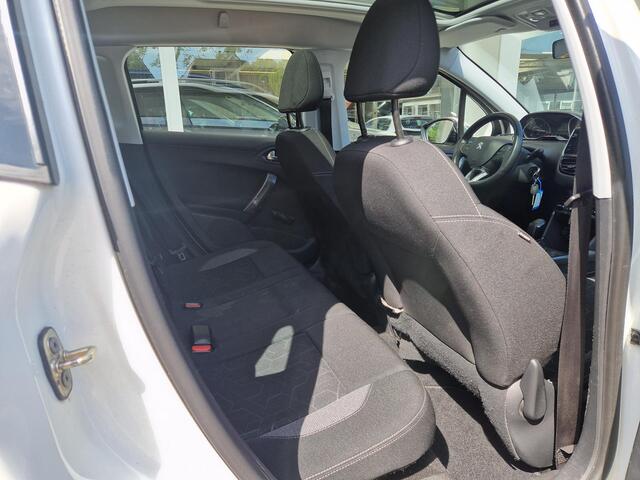 Peugeot 2008 1.2T 110pk Active | Trekhaak | Panorama Dak | Navigatie |Apple Car Play| Climate & Cruise Control |