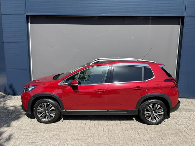Peugeot 2008 1.2 Turbo 110 pk Allure Uitvoering | Vol-Automaat | Full Map Navigatie | Panoramadak | Parkeersensoren | Apple Carplay | 16'' lm-velgen met 4-Seizoen Banden | Trekhaak 1250KG | Climate Control.