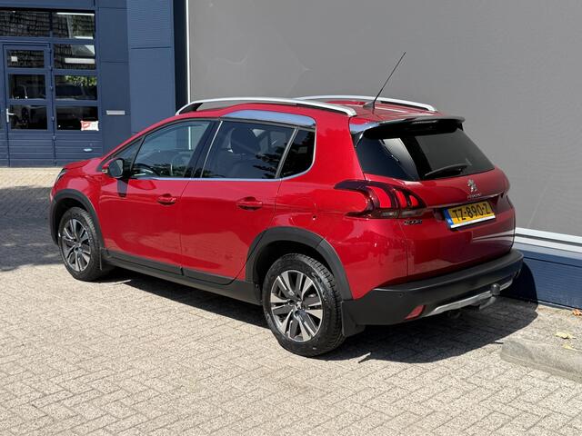 Peugeot 2008 1.2 Turbo 110 pk Allure Uitvoering | Vol-Automaat | Full Map Navigatie | Panoramadak | Parkeersensoren | Apple Carplay | 16'' lm-velgen met 4-Seizoen Banden | Trekhaak 1250KG | Climate Control.