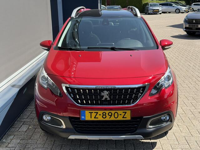 Peugeot 2008 1.2 Turbo 110 pk Allure Uitvoering | Vol-Automaat | Full Map Navigatie | Panoramadak | Parkeersensoren | Apple Carplay | 16'' lm-velgen met 4-Seizoen Banden | Trekhaak 1250KG | Climate Control.