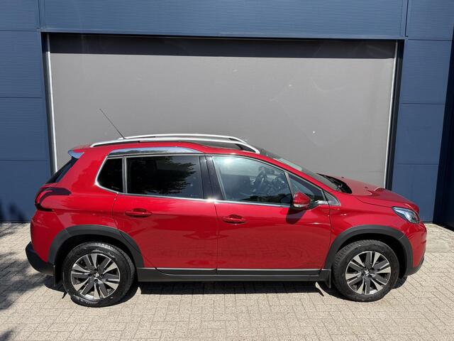 Peugeot 2008 1.2 Turbo 110 pk Allure Uitvoering | Vol-Automaat | Full Map Navigatie | Panoramadak | Parkeersensoren | Apple Carplay | 16'' lm-velgen met 4-Seizoen Banden | Trekhaak 1250KG | Climate Control.