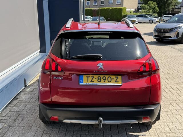 Peugeot 2008 1.2 Turbo 110 pk Allure Uitvoering | Vol-Automaat | Full Map Navigatie | Panoramadak | Parkeersensoren | Apple Carplay | 16'' lm-velgen met 4-Seizoen Banden | Trekhaak 1250KG | Climate Control.
