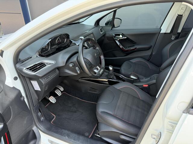 Peugeot 2008 1.2 Turbo 110 PK GT-line | Navigatie | Lage Km stand: 43500 | Panoramadak | 17" Lichtmetalen Velgen | Camera | Parkeersensoren | Half Lederen Bekleding | LED Dagrijverlichting