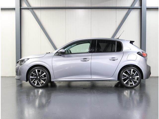 Peugeot 208 1.2 100PK Blue Lease Allure | AppleCarplay/Android Auto | Armsteun | Parkeersensoren | Trekhaak | Lederen Stuurwiel | Climate Control | Cruise Control | 17" LMV | Isofix | Privacy Glass |