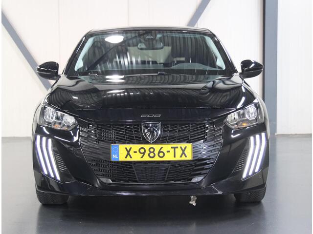 Peugeot 208 1.2 100PK Allure | AppleCarplay/Android Auto | Armsteun | Navigatie | Parkeersensoren | FULL LED | Climate Control | Cruise Control | 16" LMV | Isofix | Privacy Glass |