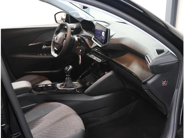 Peugeot 208 1.2 100PK Allure | AppleCarplay/Android Auto | Armsteun | Navigatie | Parkeersensoren | FULL LED | Climate Control | Cruise Control | 16" LMV | Isofix | Privacy Glass |