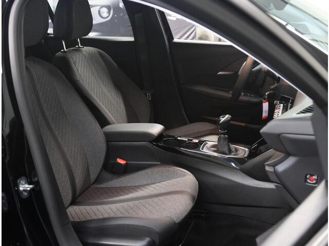 Peugeot 208 1.2 100PK Allure | AppleCarplay/Android Auto | Armsteun | Navigatie | Parkeersensoren | FULL LED | Climate Control | Cruise Control | 16" LMV | Isofix | Privacy Glass |