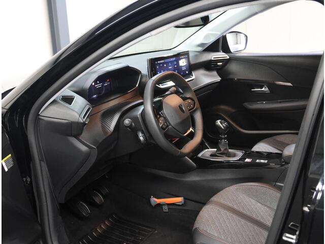 Peugeot 208 1.2 100PK Allure | AppleCarplay/Android Auto | Armsteun | Navigatie | Parkeersensoren | FULL LED | Climate Control | Cruise Control | 16" LMV | Isofix | Privacy Glass |
