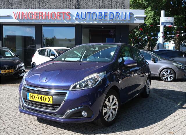 Peugeot 208 1.2 Benzine 82 Pk. 5-Deurs. ( kras zie foto's ) * Airco * Navigatie * Cruise Control * Apple Car Play * DAB Radio * Parkeersensoren * Vingerhoets; Vierde Generatie Eersteklas Service.