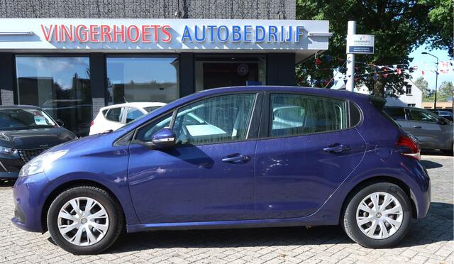 Peugeot 208 1.2 Benzine 82 Pk. 5-Deurs. ( kras zie foto's ) * Airco * Navigatie * Cruise Control * Apple Car Play * DAB Radio * Parkeersensoren * Vingerhoets; Vierde Generatie Eersteklas Service.