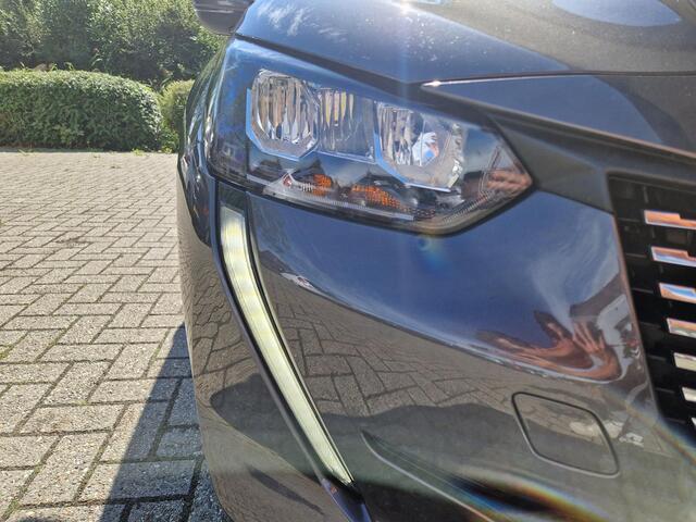 Peugeot 208 1.2 PureTech Blue Lease Allure | Trekhaak | Climate & Cruise Control | Navigatie | 3D-Cockpit |